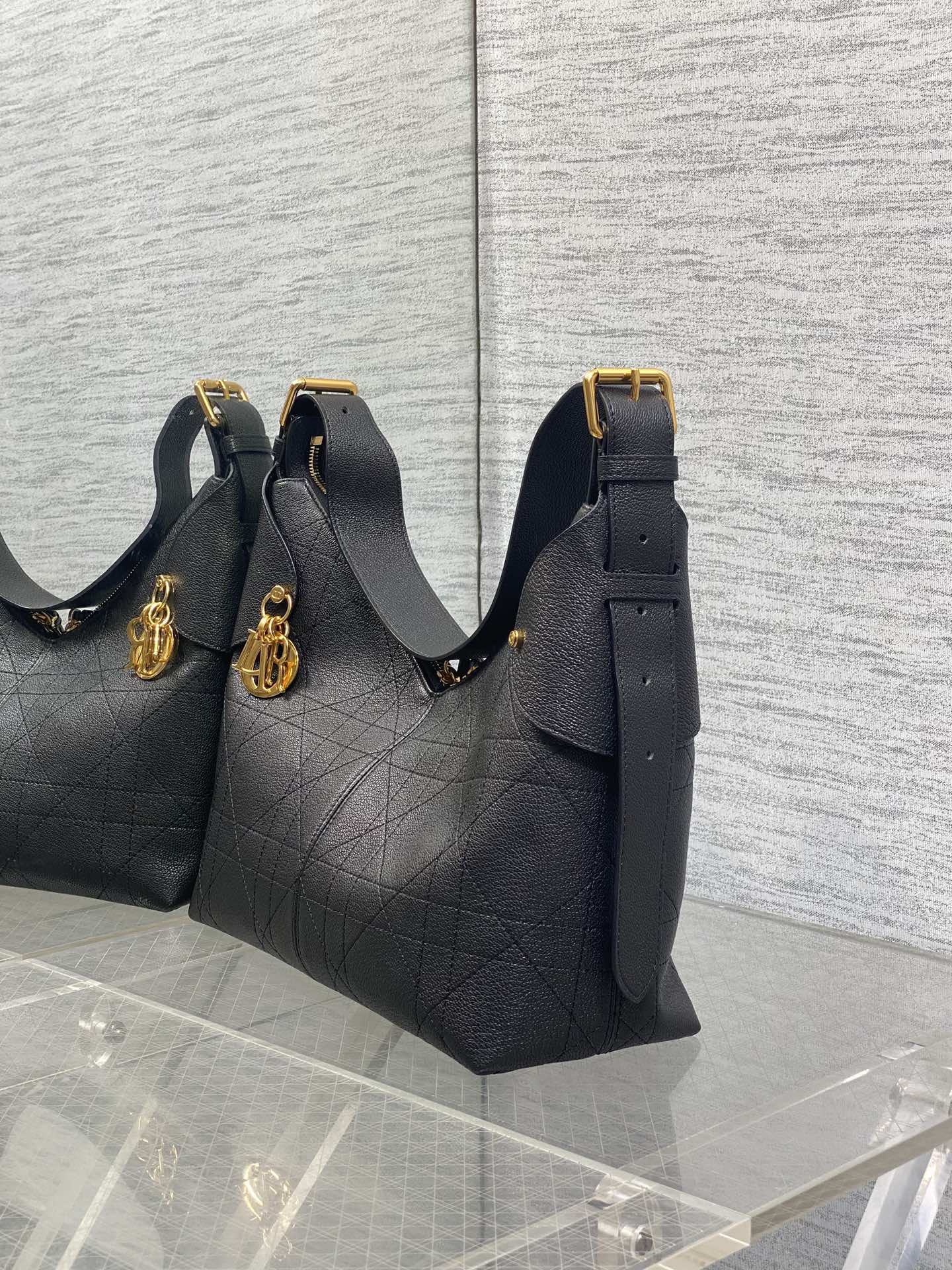 DIOR 25S MEDIUM VOYAGE BAG 28 IN BLACK FLAT MACROCANNAGE GRAINED CALFSKIN