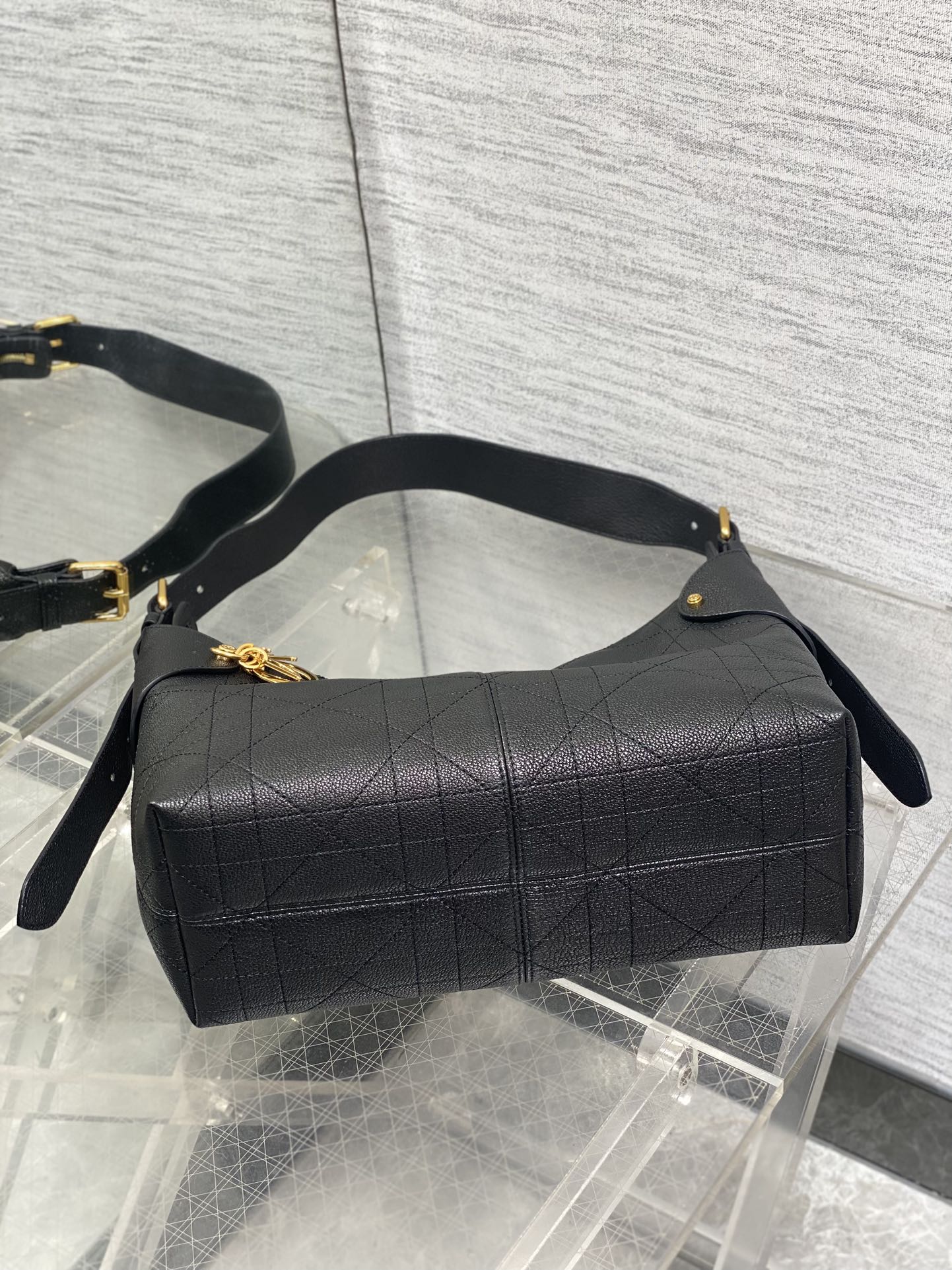 DIOR 25S MEDIUM VOYAGE BAG 28 IN BLACK FLAT MACROCANNAGE GRAINED CALFSKIN