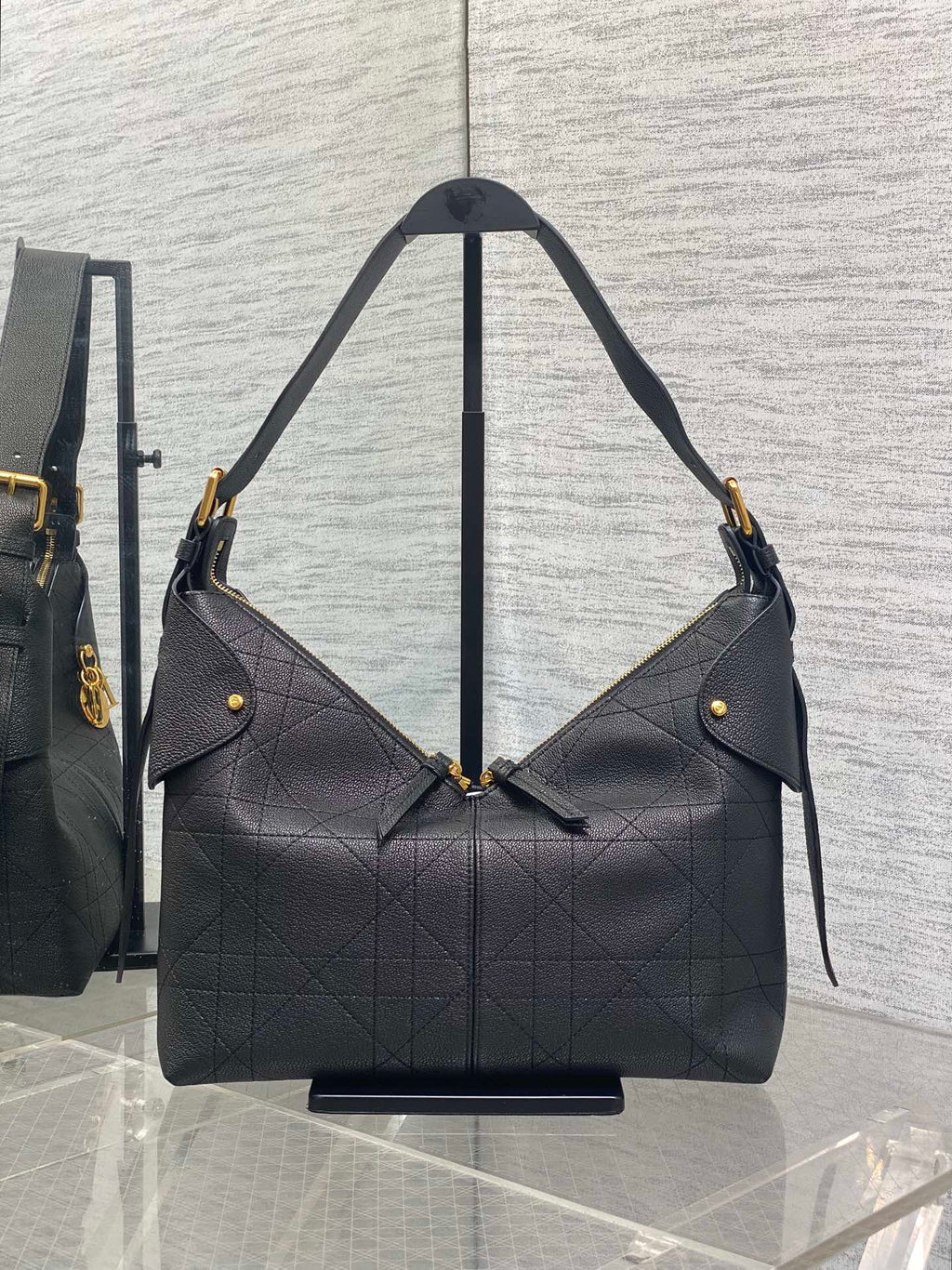 DIOR 25S MEDIUM VOYAGE BAG 28 IN BLACK FLAT MACROCANNAGE GRAINED CALFSKIN