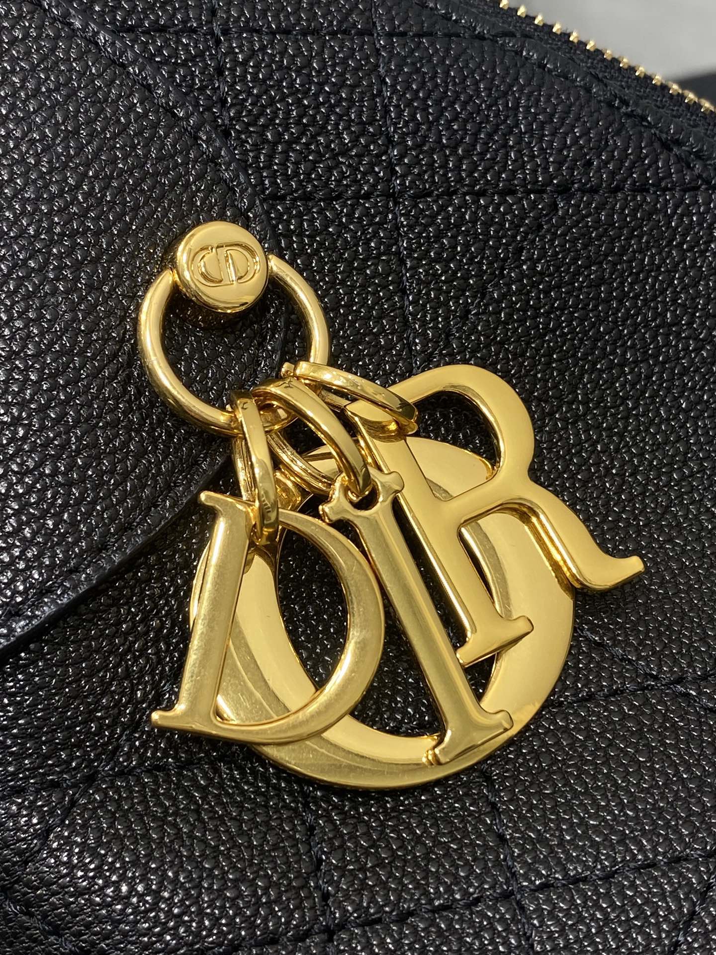 DIOR 25S MEDIUM VOYAGE BAG 28 IN BLACK FLAT MACROCANNAGE GRAINED CALFSKIN