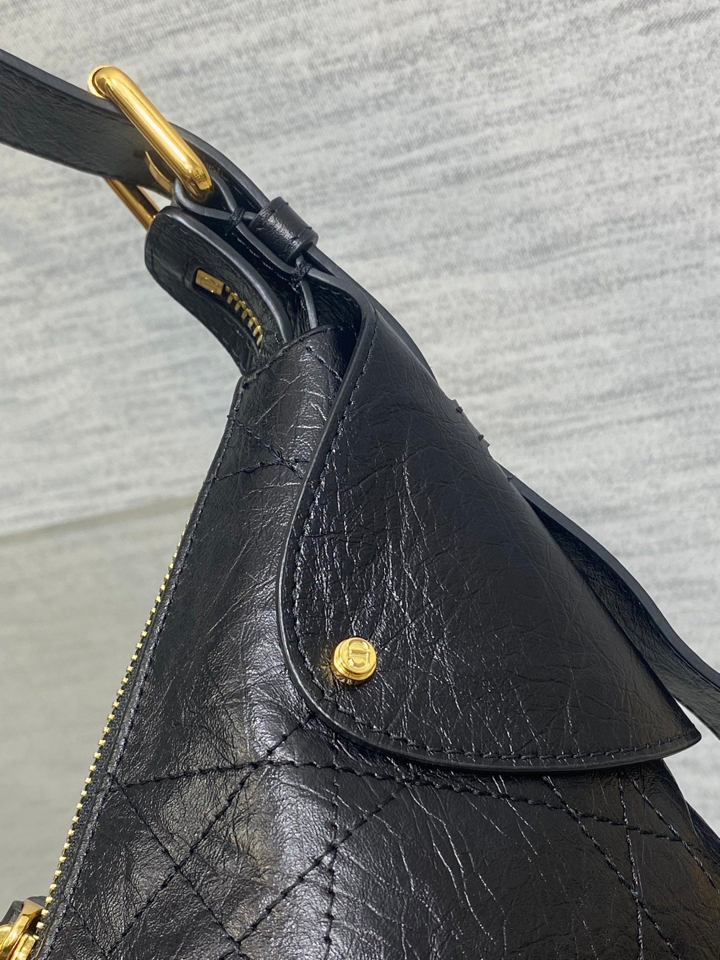 DIOR 25S SMALL VOYAGE BAG 23 IN BLACK FLAT MACROCANNAGE GRAINED GLOSSY CALFSKIN