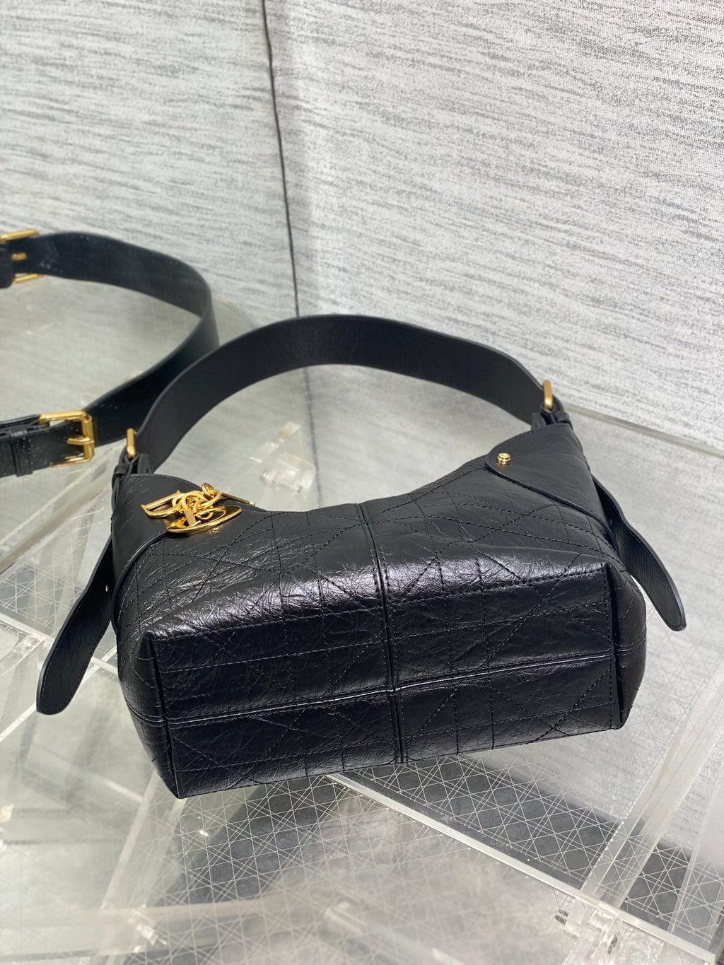 DIOR 25S SMALL VOYAGE BAG 23 IN BLACK FLAT MACROCANNAGE GRAINED GLOSSY CALFSKIN