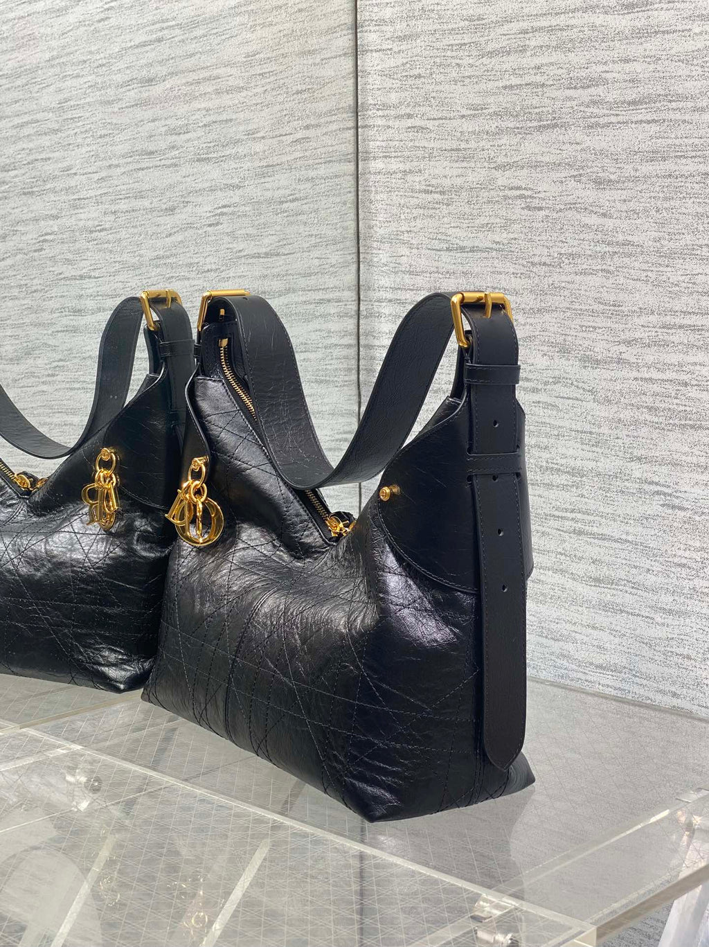 DIOR 25S MEDIUM VOYAGE BAG 28 IN BLACK FLAT MACROCANNAGE GRAINED GLOSSY CALFSKIN