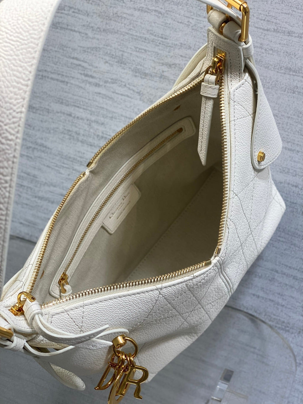 DIOR 25S SMALL VOYAGE BAG 23 IN IVORY FLAT MACROCANNAGE GRAINED CALFSKIN