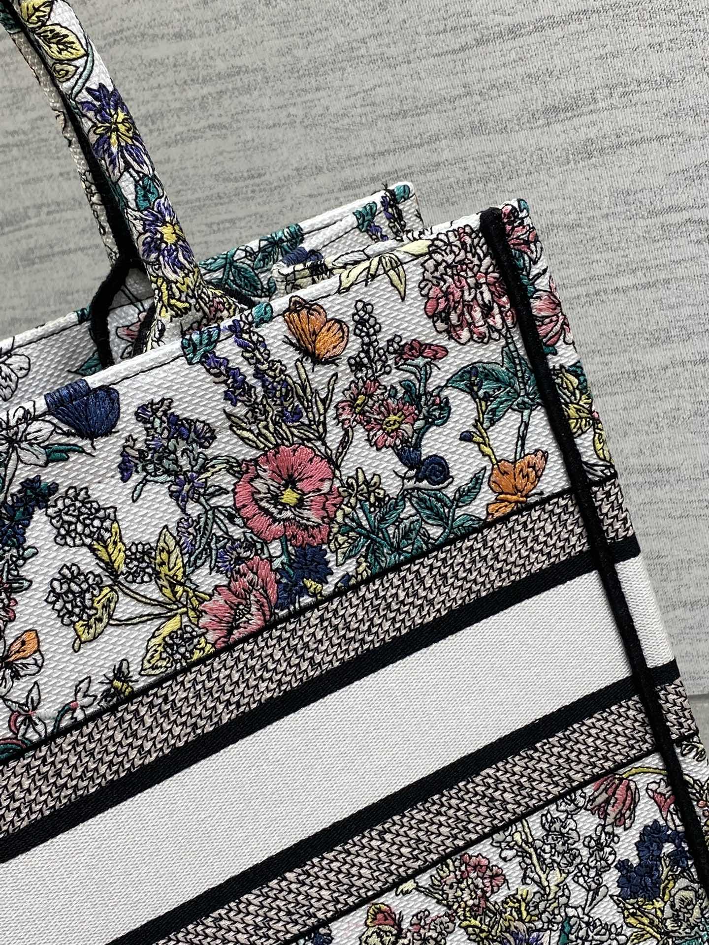DIOR 25S LUCKY MEDIUM BOOK TOTE 36 IN MULTICOLOR COTTON FLOWERS CALENDAR ALLOVER EMBROIDERY