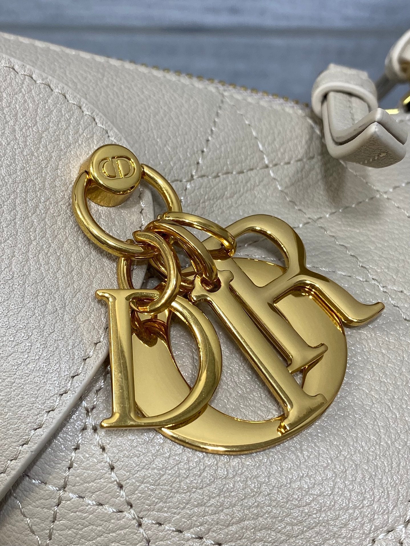 DIOR 25S SMALL VOYAGE BAG 23 IN POWDER BEIGE FLAT MACROCANNAGE GRAINED CALFSKIN