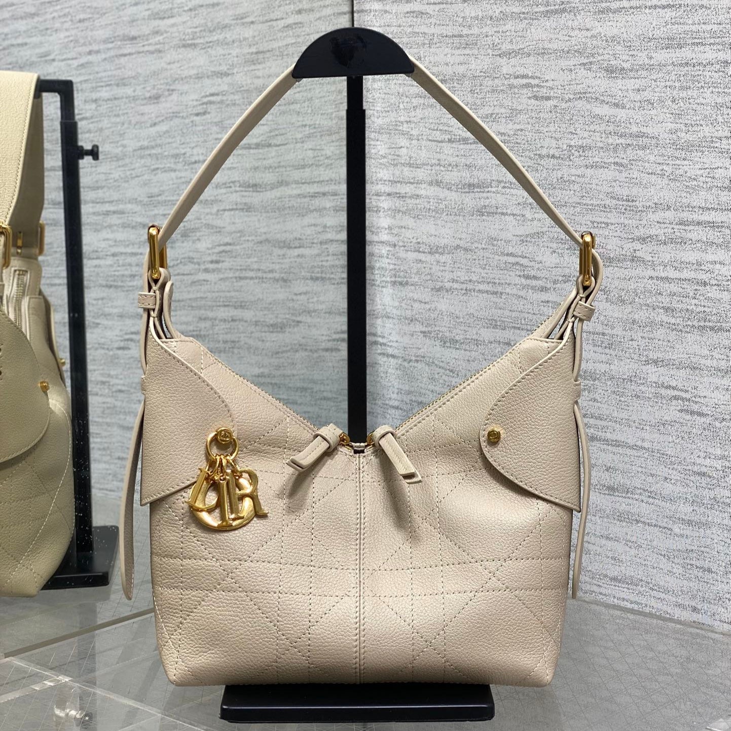 DIOR 25S SMALL VOYAGE BAG 23 IN POWDER BEIGE FLAT MACROCANNAGE GRAINED CALFSKIN