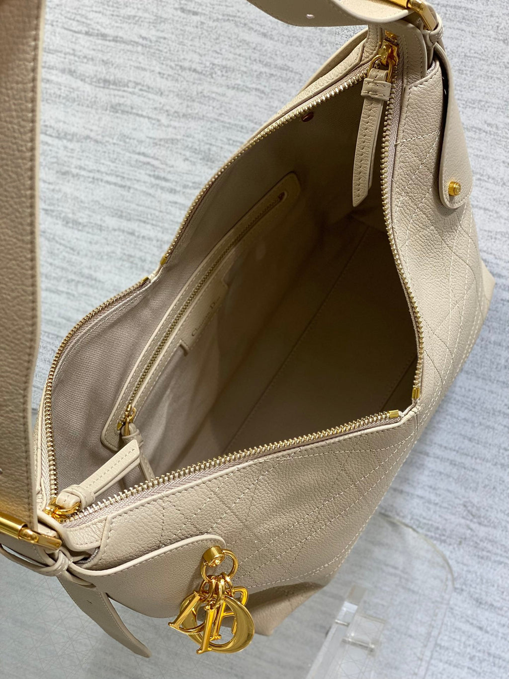 DIOR 25S MEDIUM VOYAGE BAG 28 IN POWDER BEIGE FLAT MACROCANNAGE GRAINED CALFSKIN