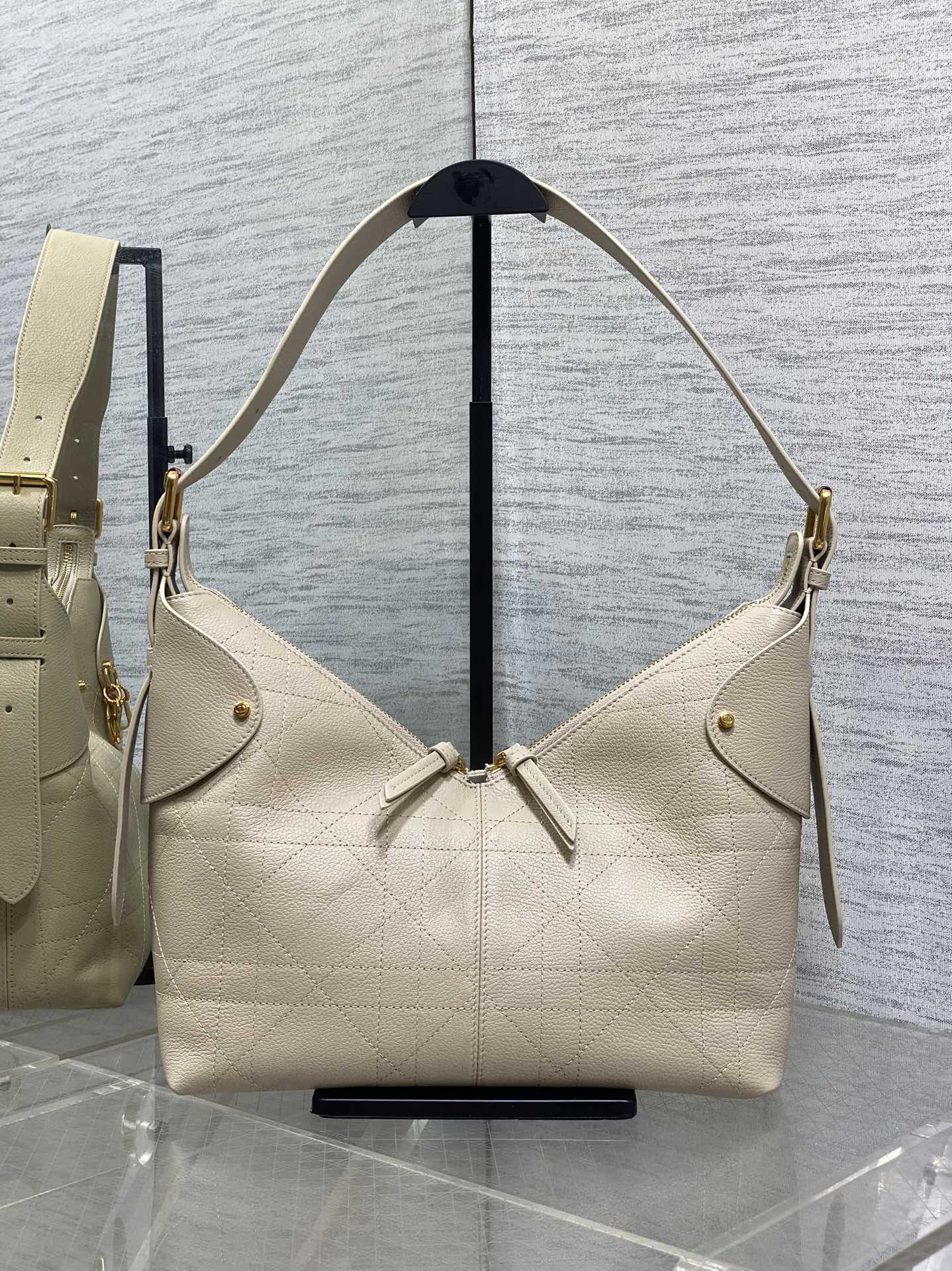 DIOR 25S MEDIUM VOYAGE BAG 28 IN POWDER BEIGE FLAT MACROCANNAGE GRAINED CALFSKIN