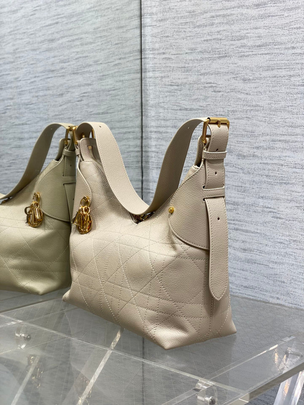 DIOR 25S MEDIUM VOYAGE BAG 28 IN POWDER BEIGE FLAT MACROCANNAGE GRAINED CALFSKIN