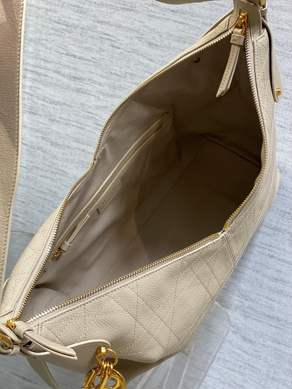 DIOR 25S VOYAGE BAG 34 IN POWDER BEIGE FLAT MACROCANNAGE GRAINED CALFSKIN