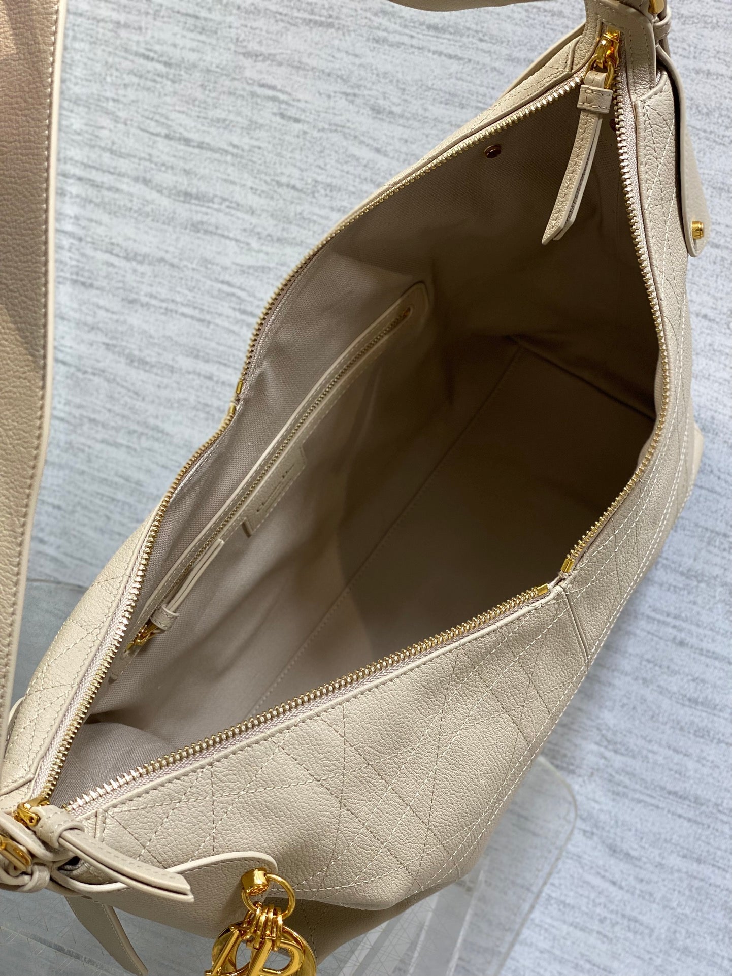 DIOR 25S VOYAGE BAG 34 IN POWDER BEIGE FLAT MACROCANNAGE GRAINED CALFSKIN