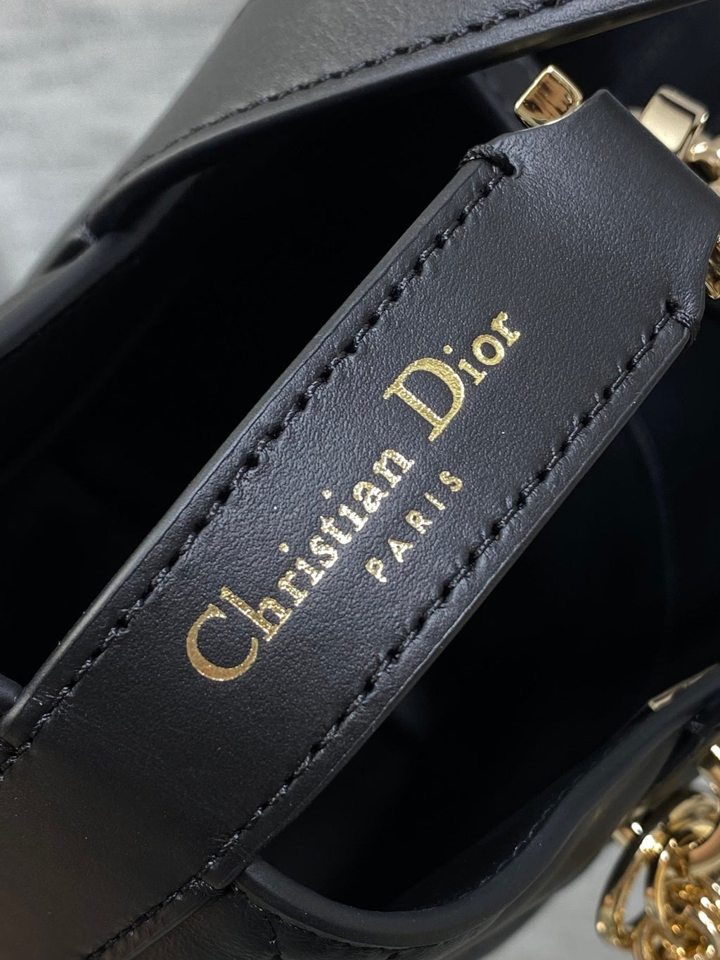 DIOR 25S TOUJOURS VERTICAL TOTE BAG 18 IN BLACK CALFSKIN WITH CHARM BRACELET STRAP