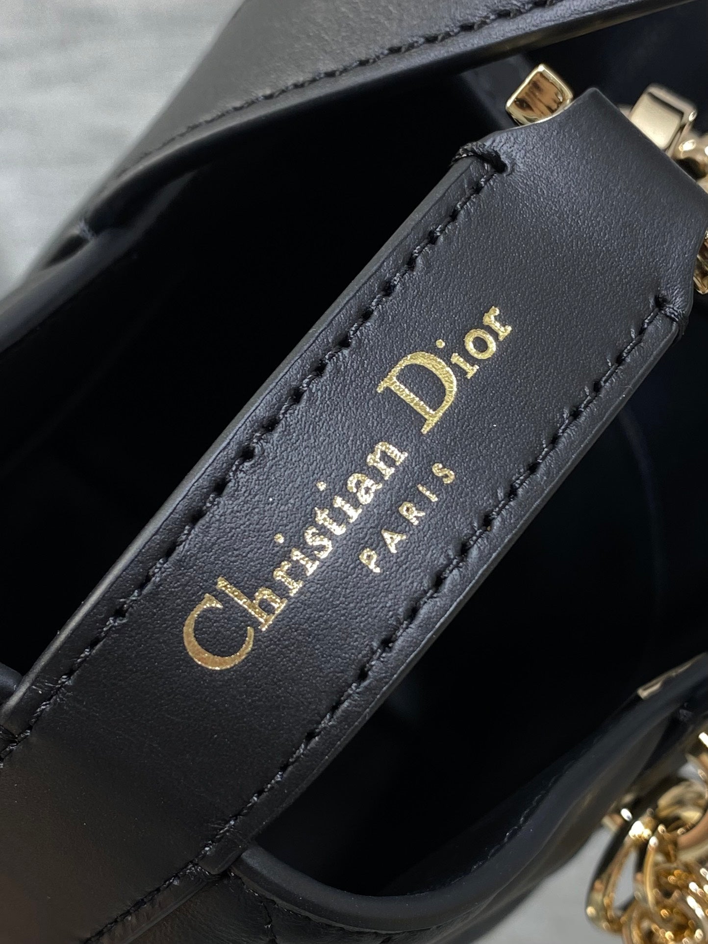 DIOR 25S TOUJOURS VERTICAL TOTE BAG 18 IN BLACK CALFSKIN WITH CHARM BRACELET STRAP