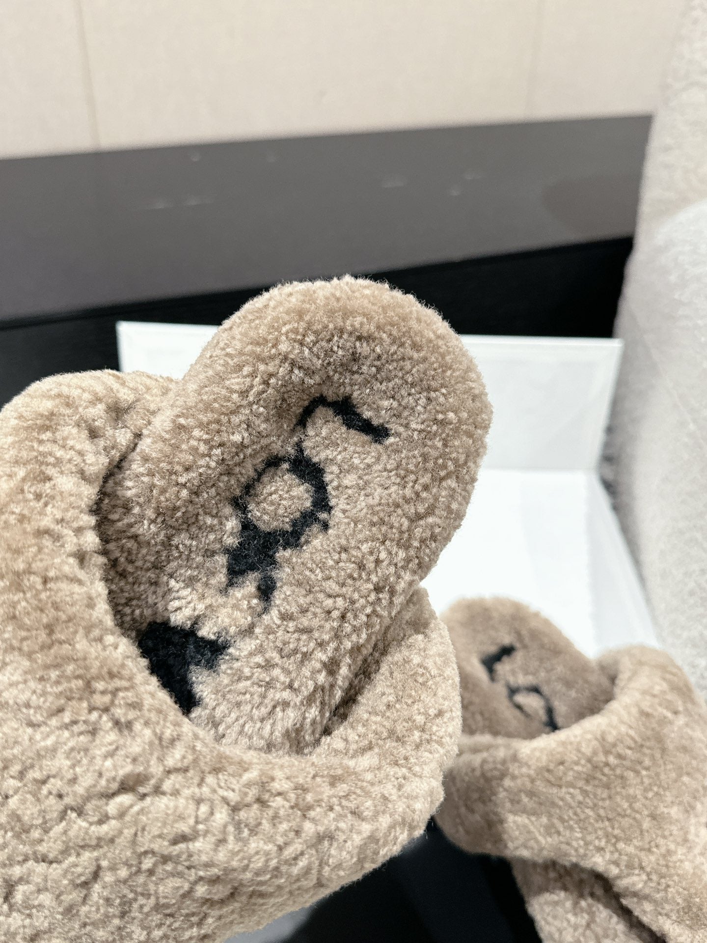 LW SHEARLING THONG SLIPPER IN LIGHT BROWN