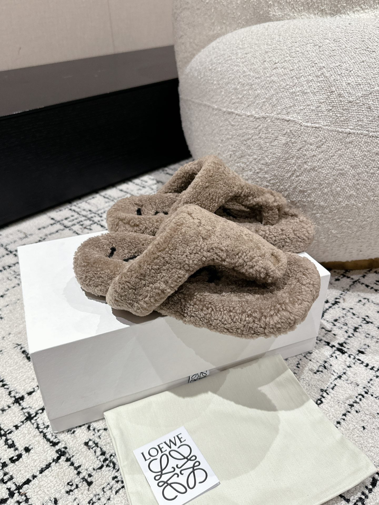 LW SHEARLING THONG SLIPPER IN LIGHT BROWN