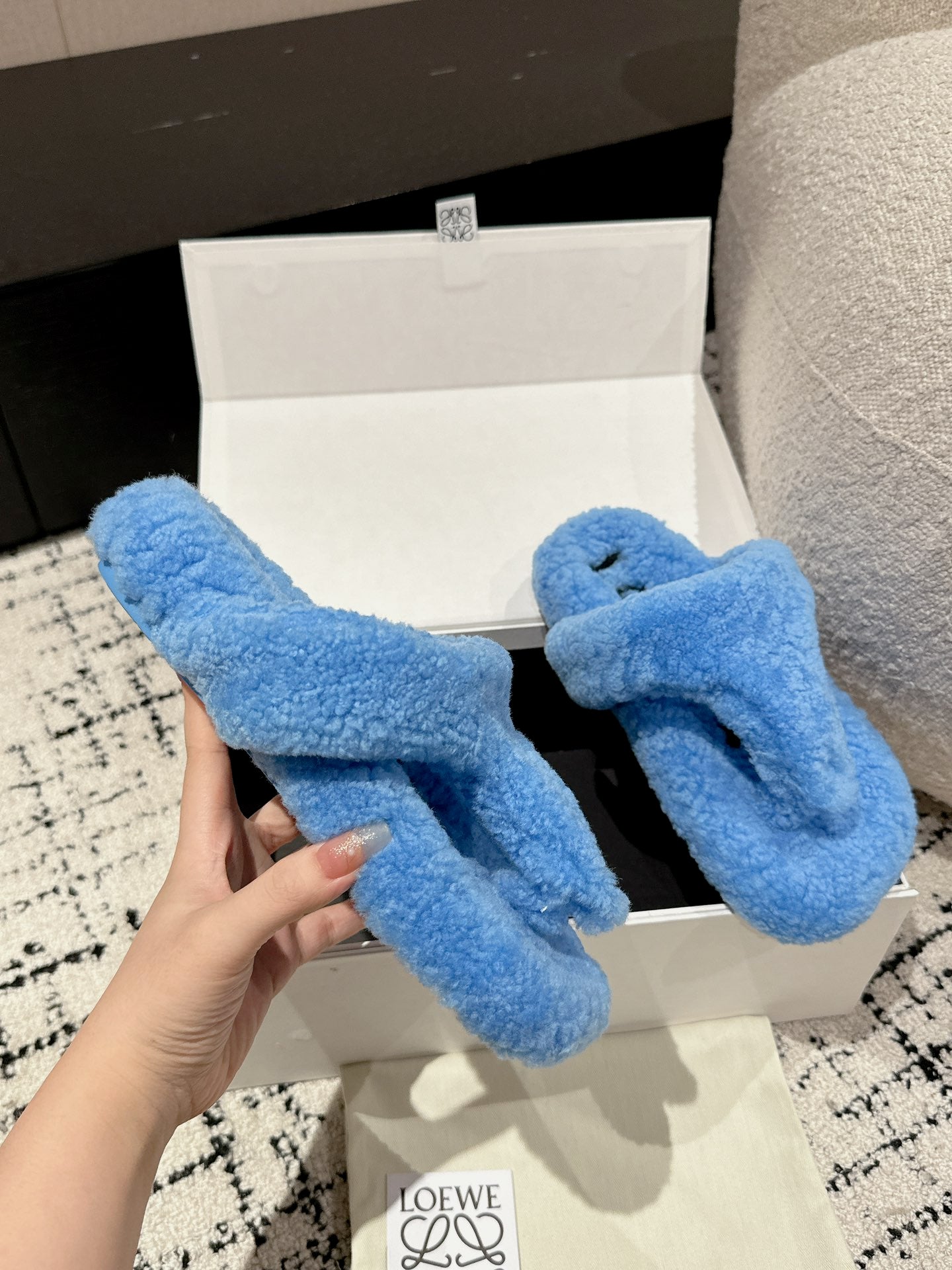 LW SHEARLING THONG SLIPPER IN LAPIS