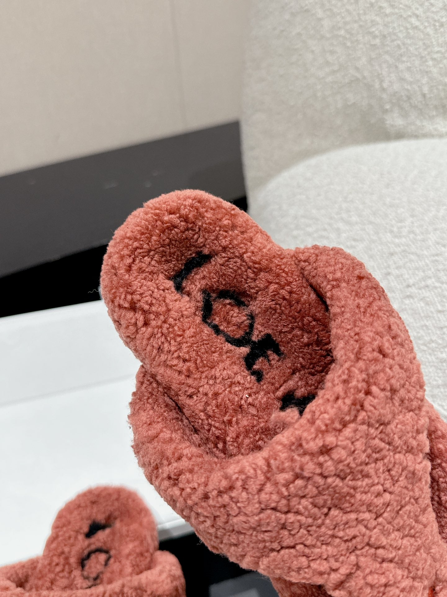 LW SHEARLING THONG SLIPPER IN BRICK