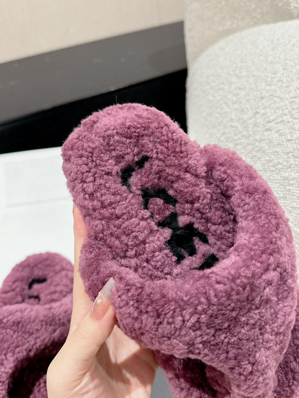 LW SHEARLING THONG SLIPPER IN GRAPE