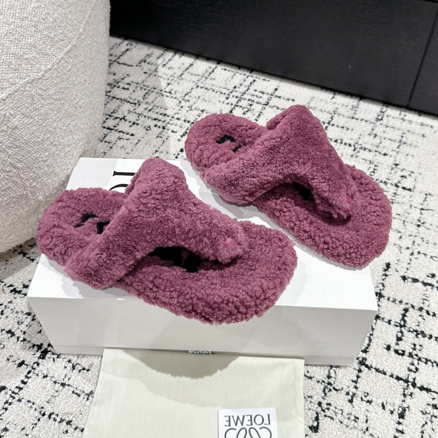 LW SHEARLING THONG SLIPPER IN GRAPE
