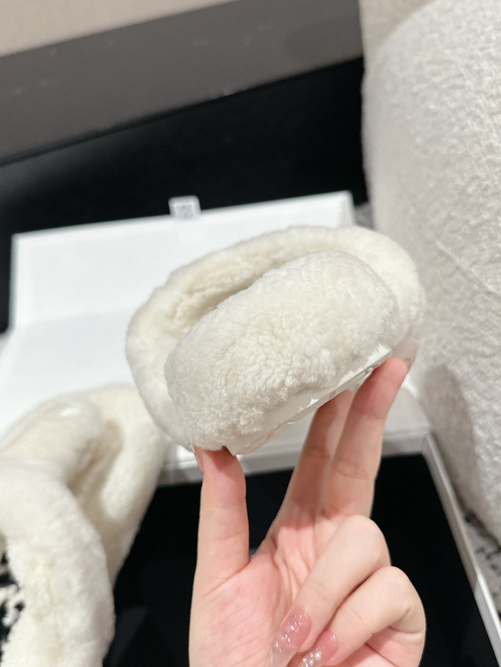 LW SHEARLING THONG SLIPPER IN WHITE