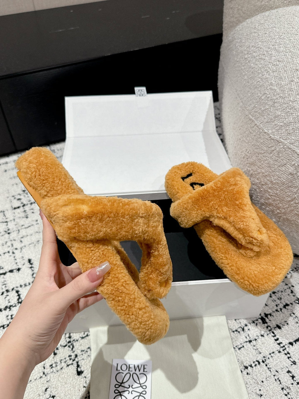 LW SHEARLING THONG SLIPPER IN BRONZE