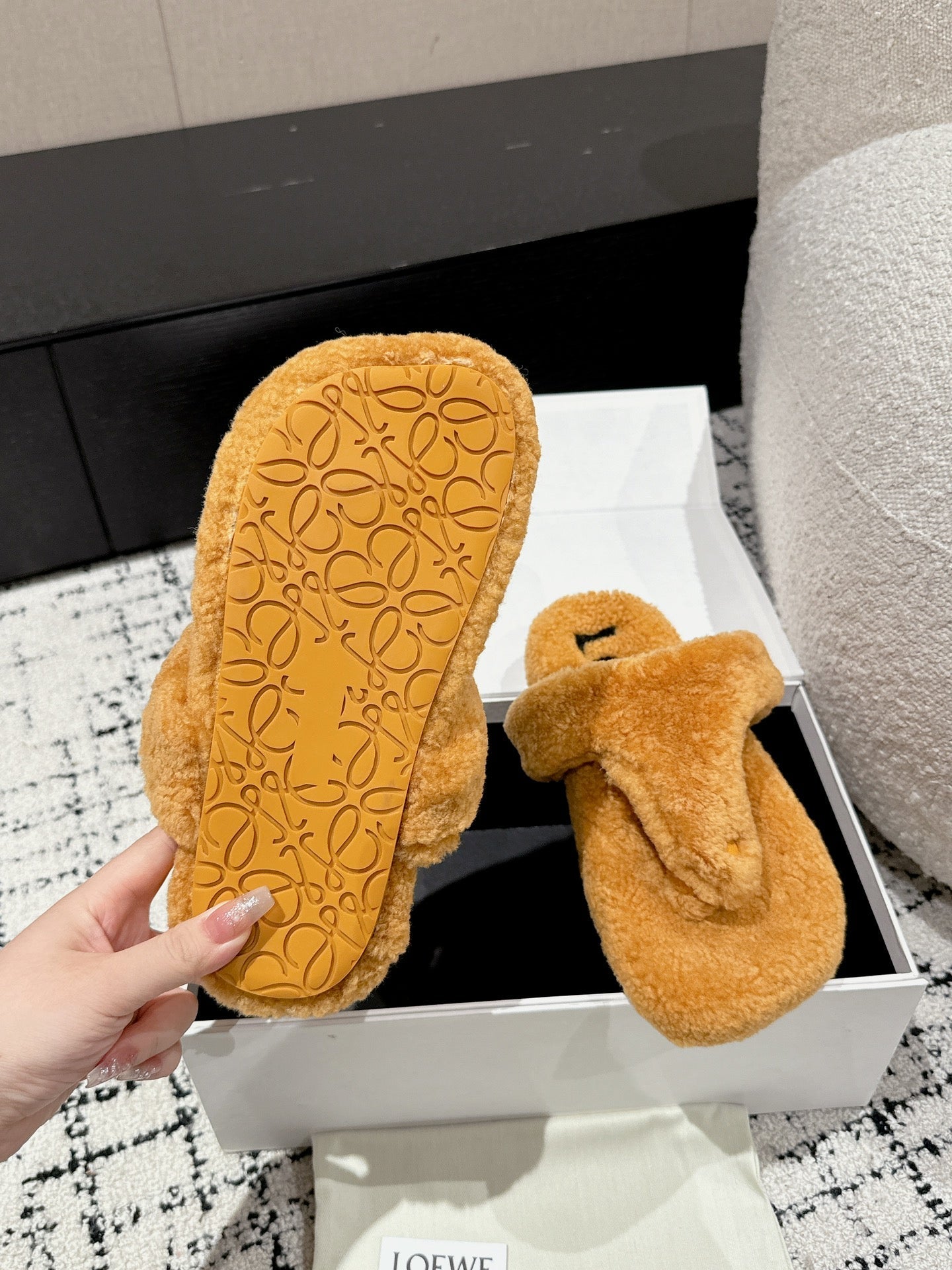 LW SHEARLING THONG SLIPPER IN BRONZE