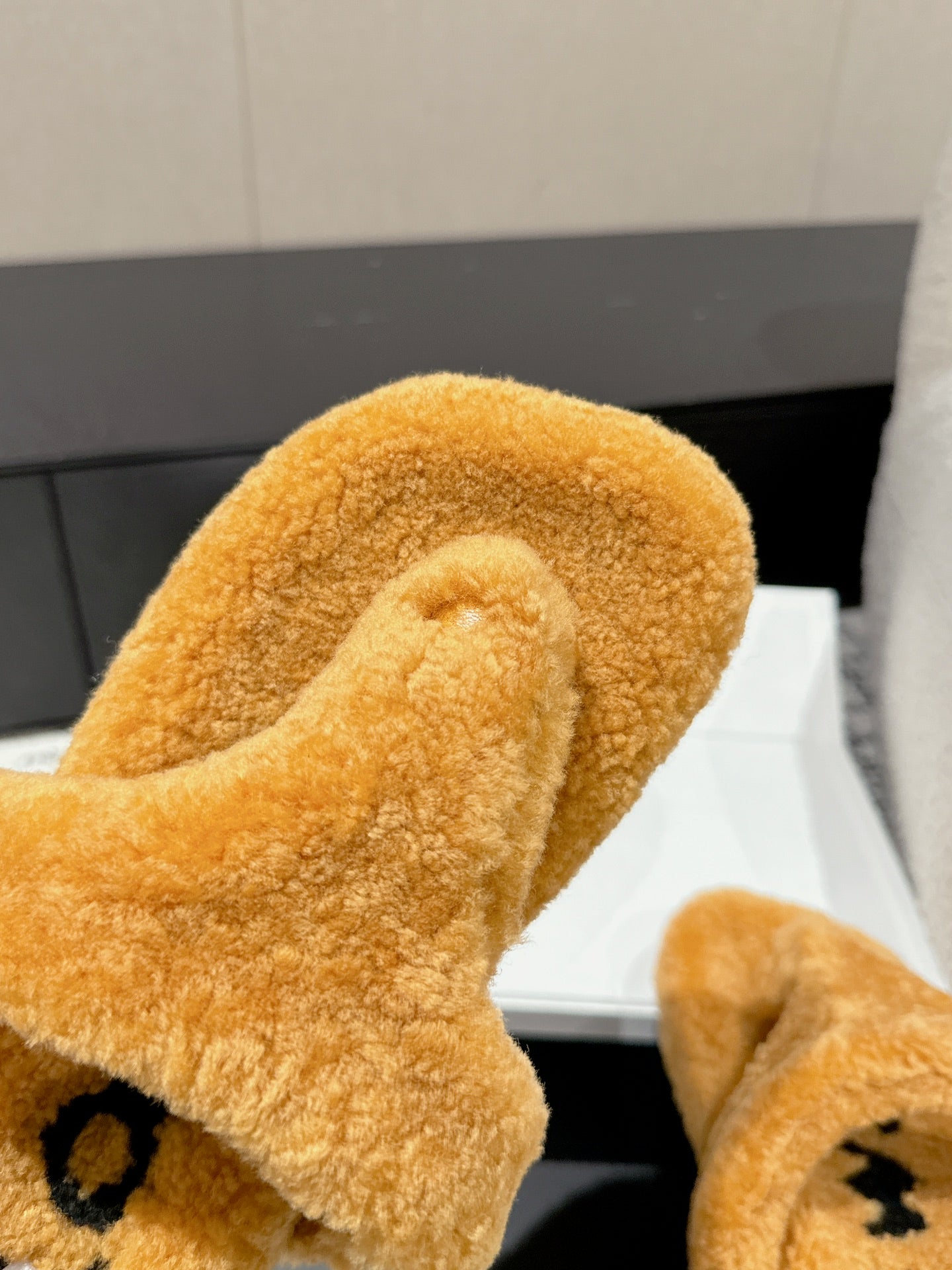 LW SHEARLING THONG SLIPPER IN BRONZE