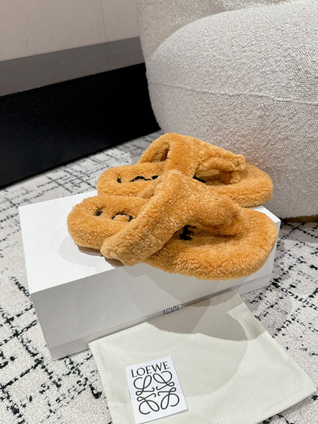 LW SHEARLING THONG SLIPPER IN BRONZE