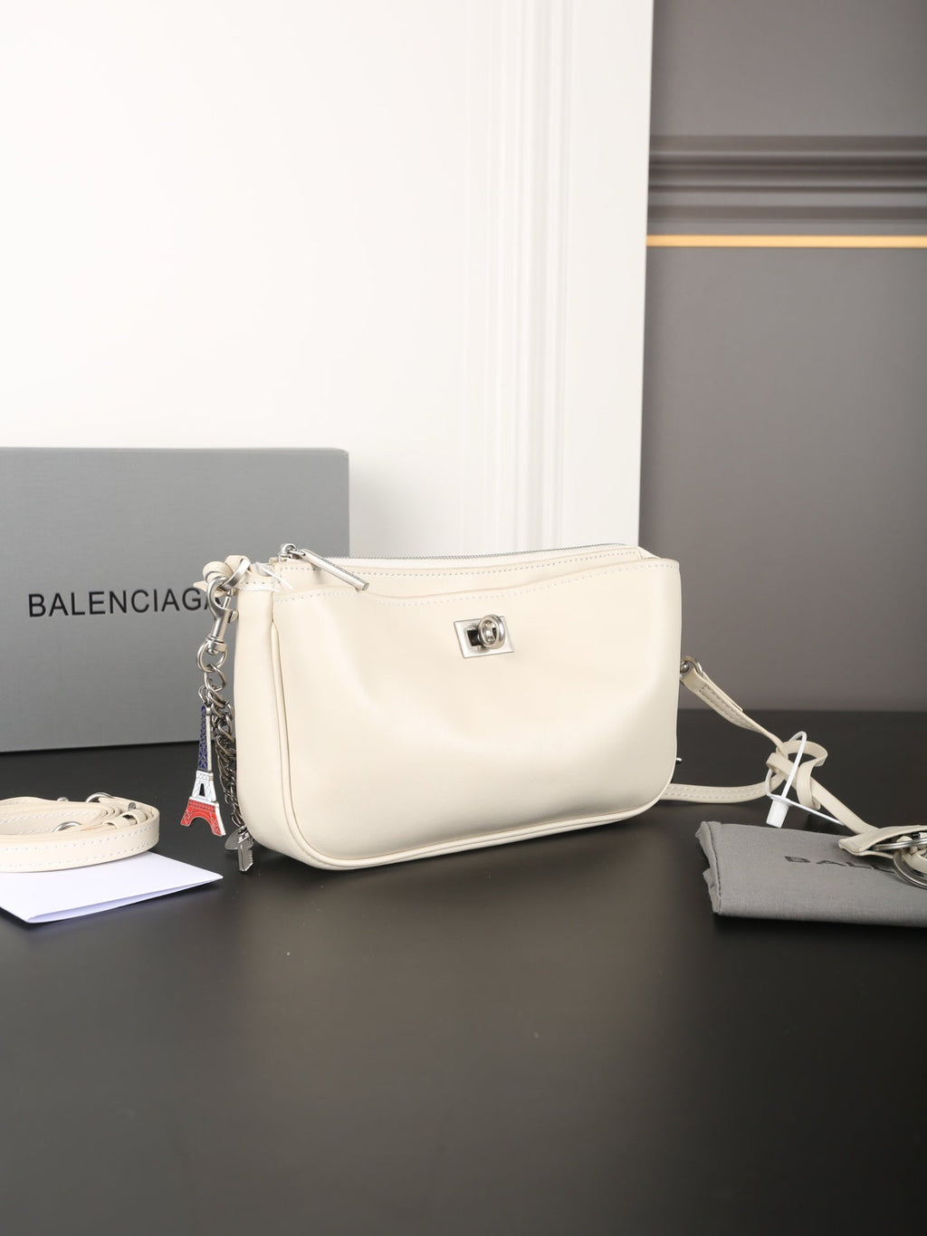 CHAIN CLASSIC BAG 22 IN WHITE SMOOTH CALFSKIN SILVER HARDWARE