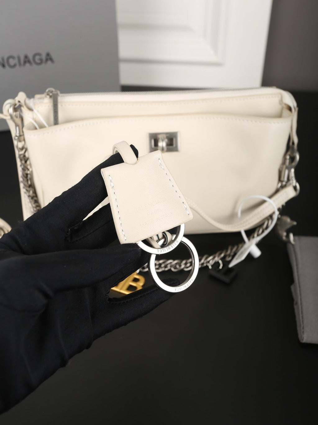 CHAIN CLASSIC BAG 22 IN WHITE SMOOTH CALFSKIN SILVER HARDWARE