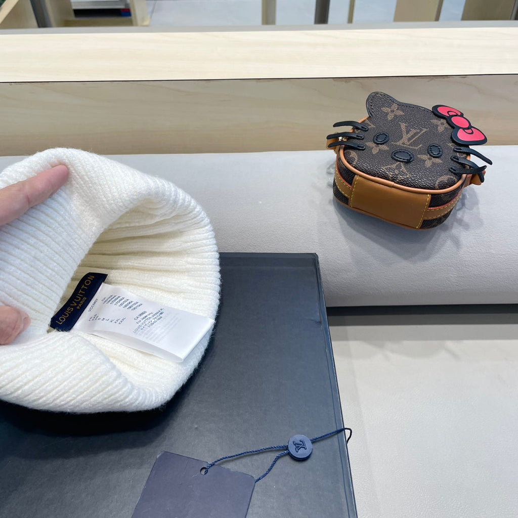 KNITTED BEANIE HAT IN WHITE WOOL AND FOX FUR 409790