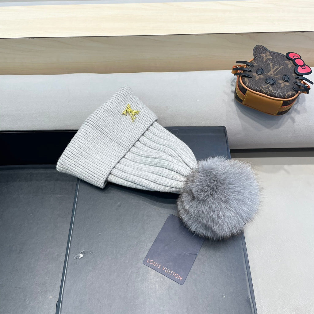 KNITTED BEANIE HAT IN LIGHT GRAY WOOL AND FOX FUR 409791