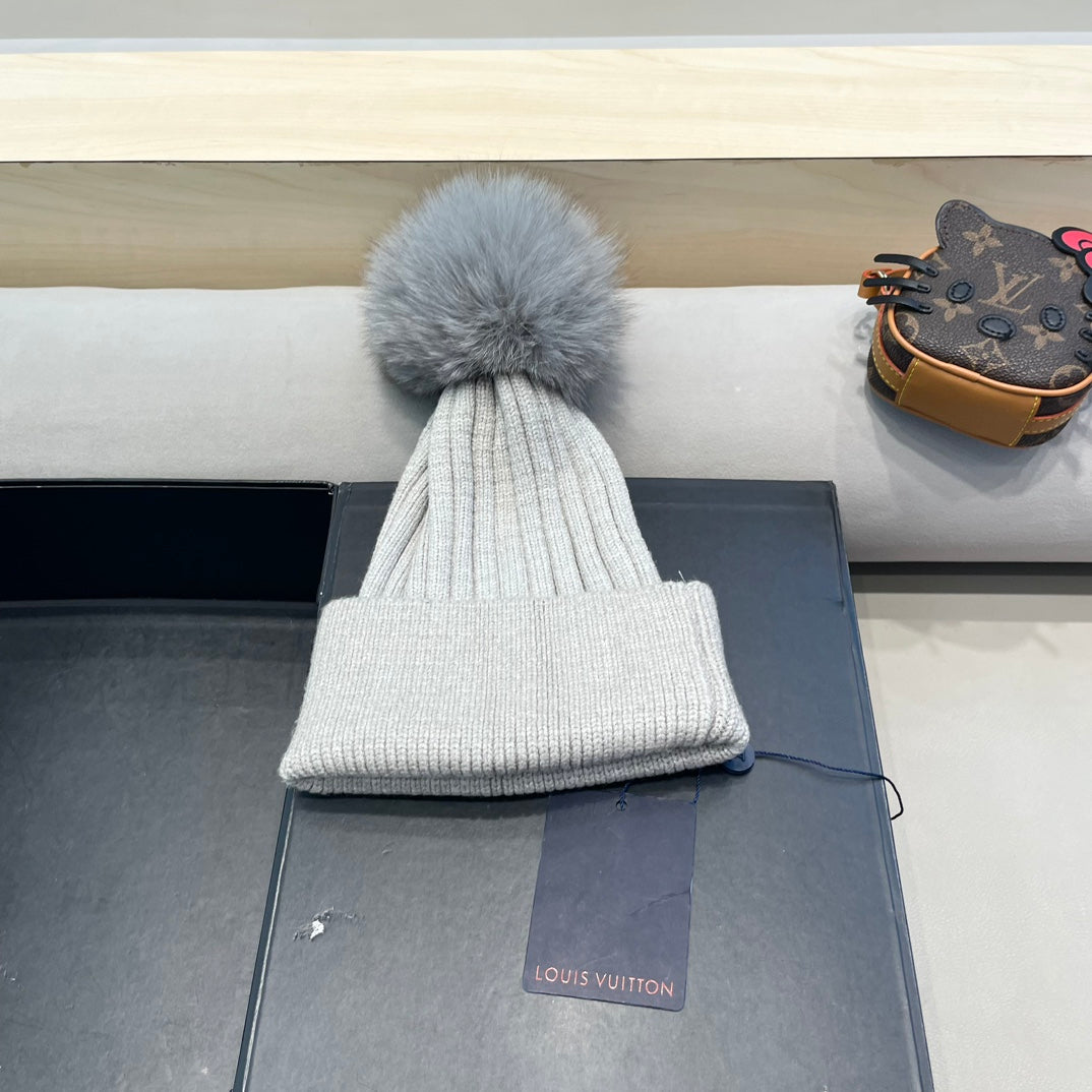 KNITTED BEANIE HAT IN LIGHT GRAY WOOL AND FOX FUR 409791