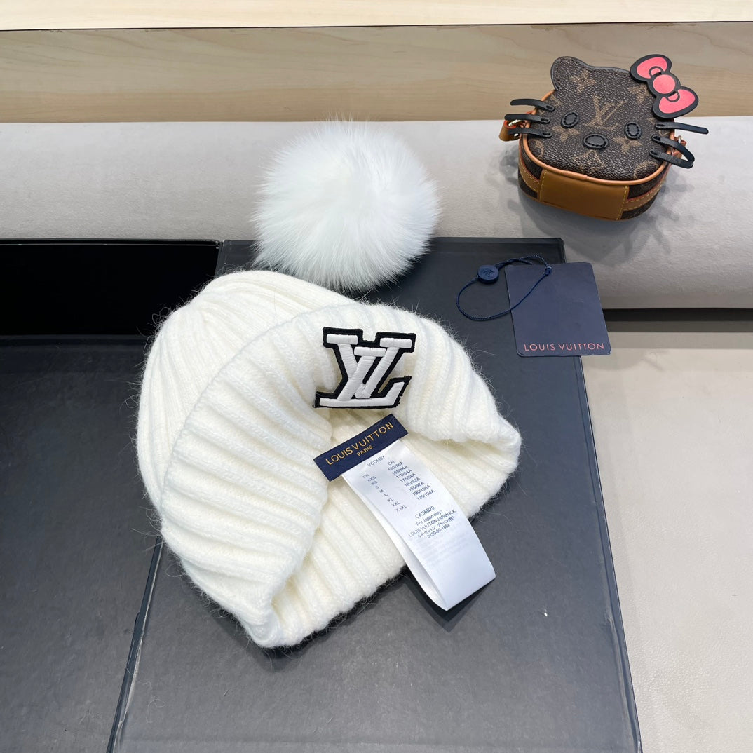 KNITTED BEANIE HAT IN WHITE WOOL 413368