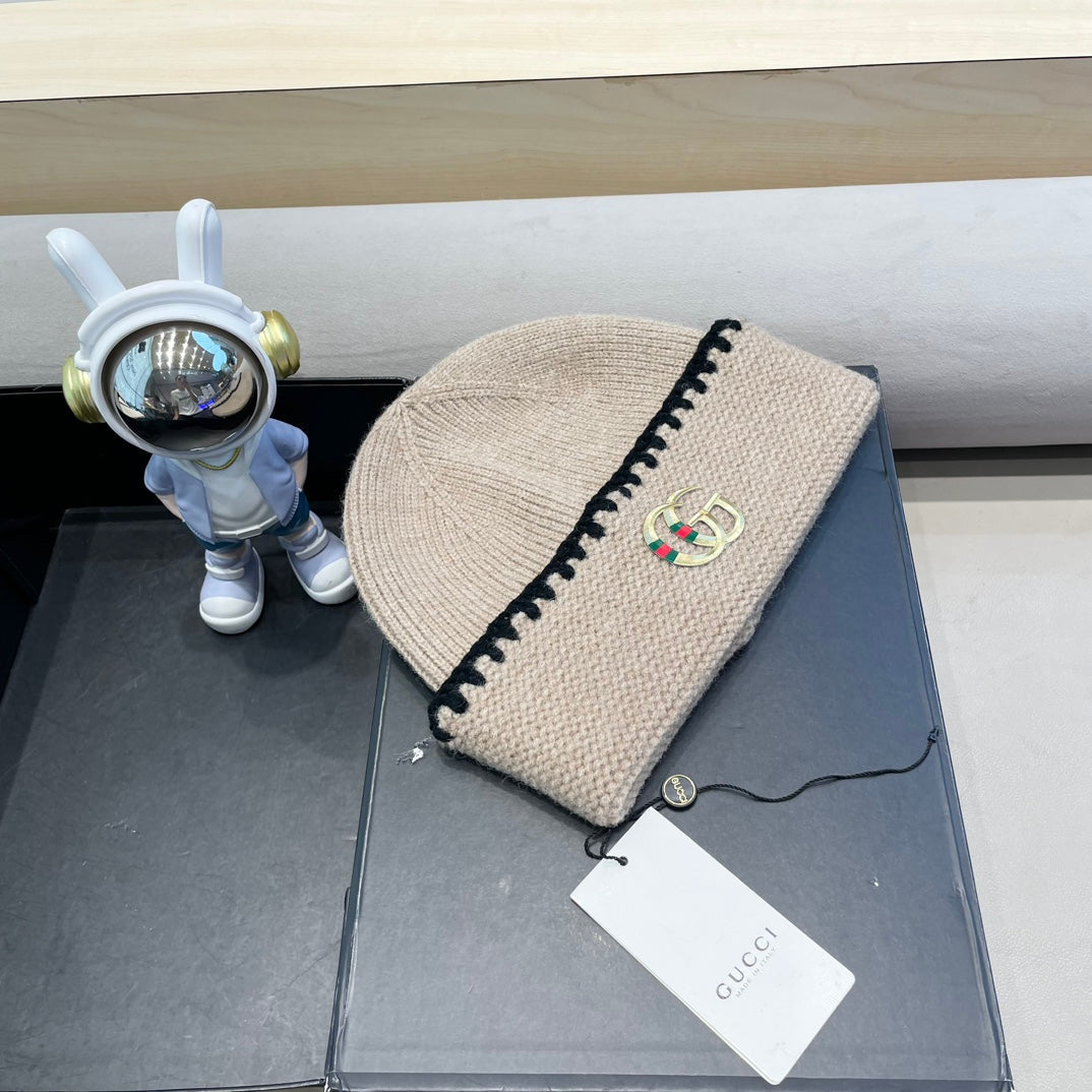 BEANIE HAT IN PEANUT BROWN WOOL 416411