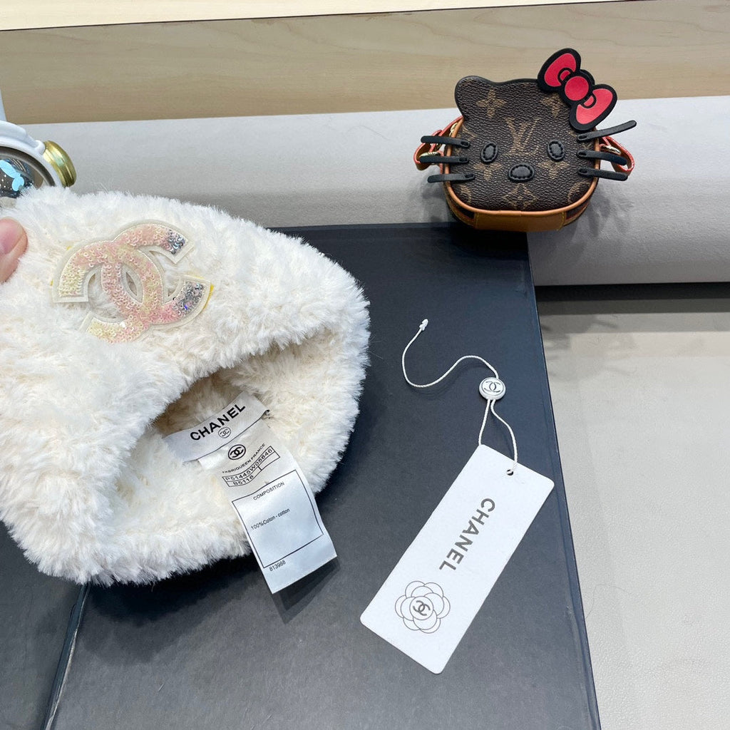 BEANIE HAT IN WHITE SOLF FLEECE 419714