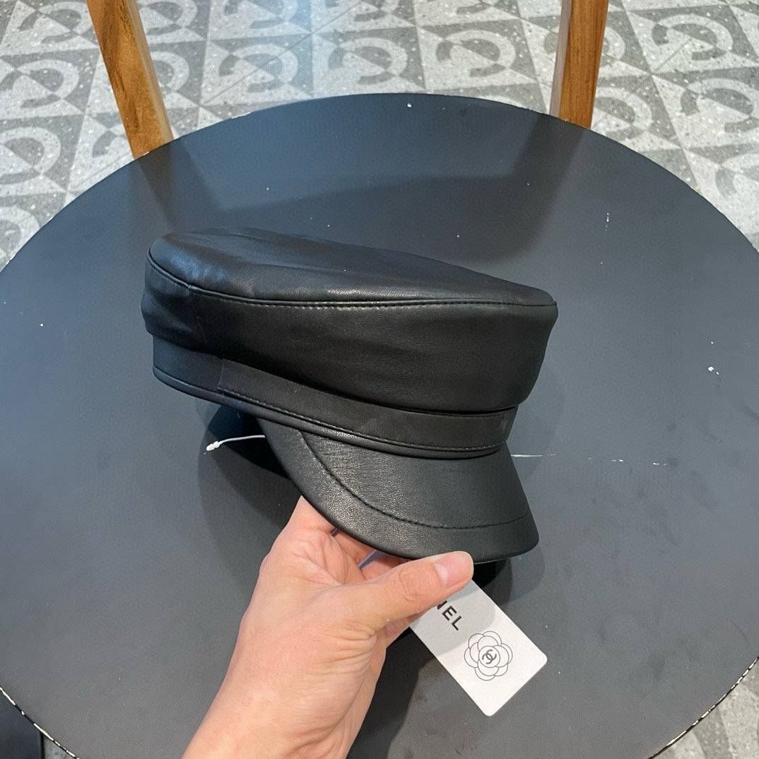 NEWSBOY CAP IN BLACK CALFSKIN 421107