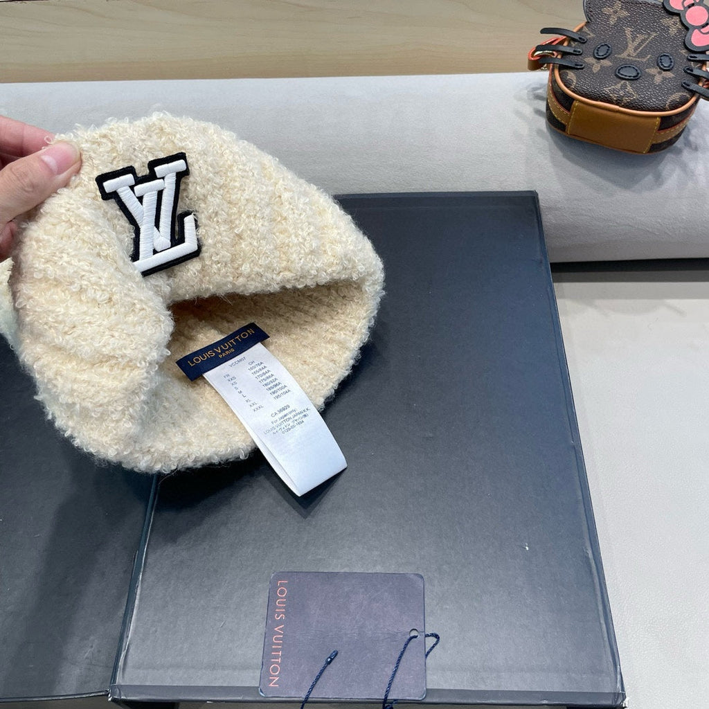 KNITTED BEANIE HAT IN LIGHT BEIGE WOOL 421267