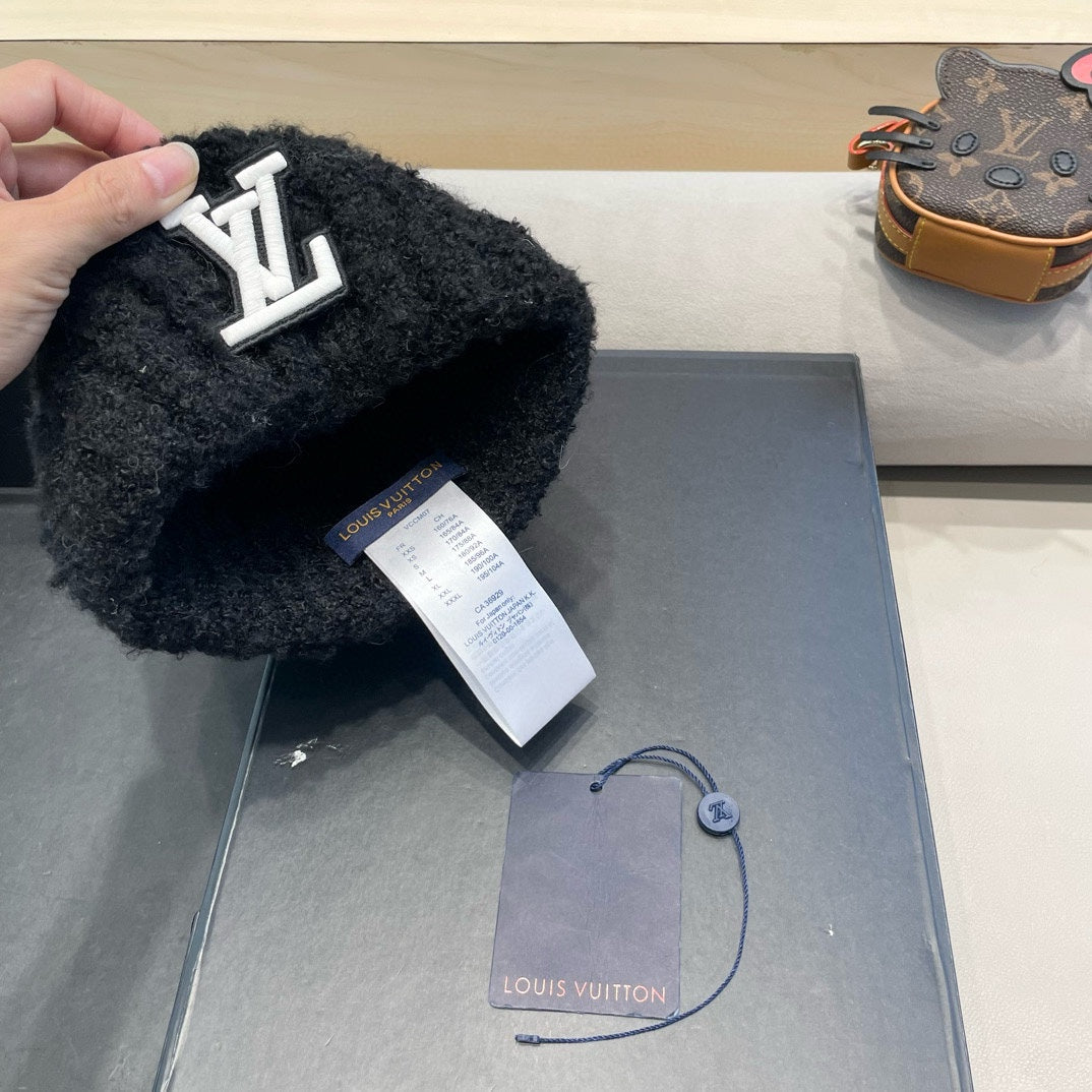 KNITTED BEANIE HAT IN BLACK WOOL 421268