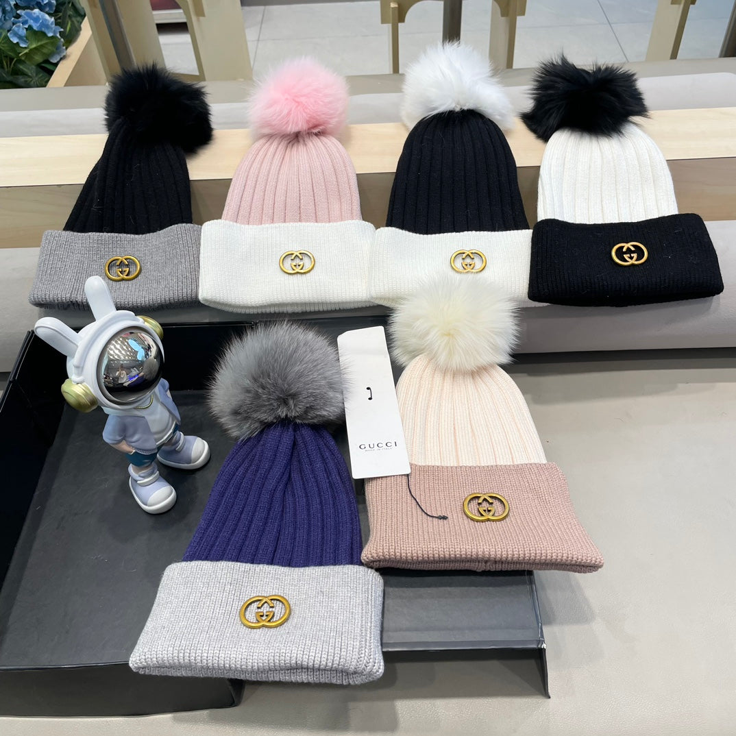 BEANIE HAT IN BLACK MIX WHITE WOOL AND FOX FUR 422524