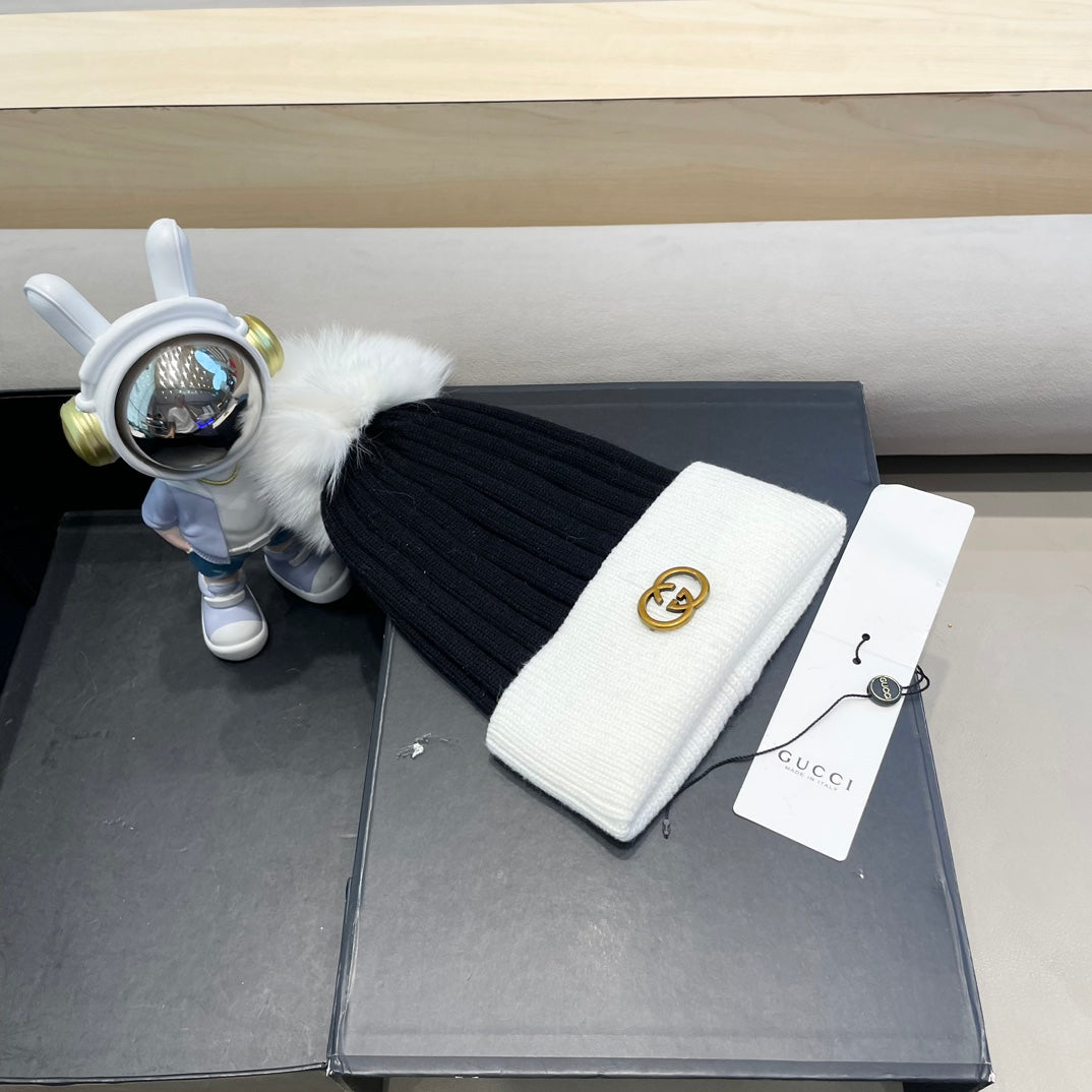 BEANIE HAT IN BLACK MIX WHITE WOOL AND FOX FUR 422524