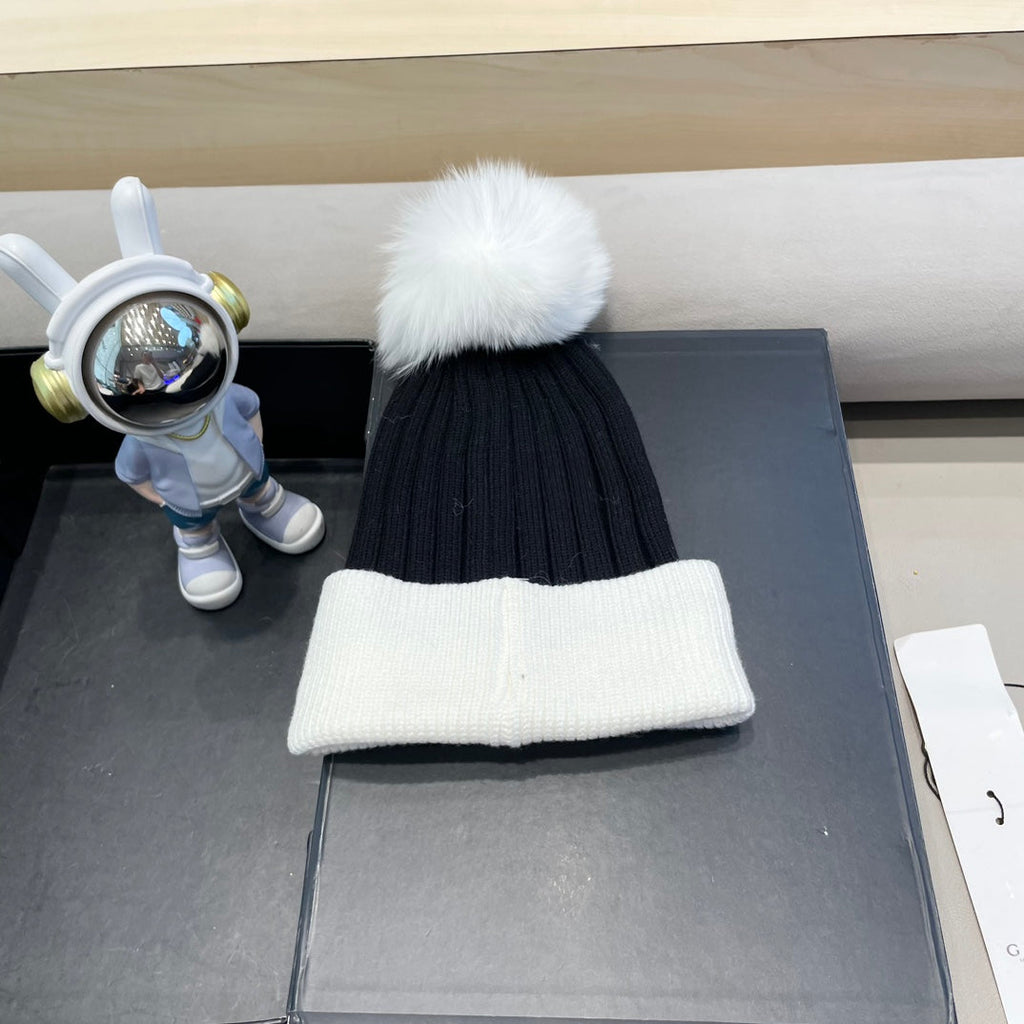 BEANIE HAT IN BLACK MIX WHITE WOOL AND FOX FUR 422524