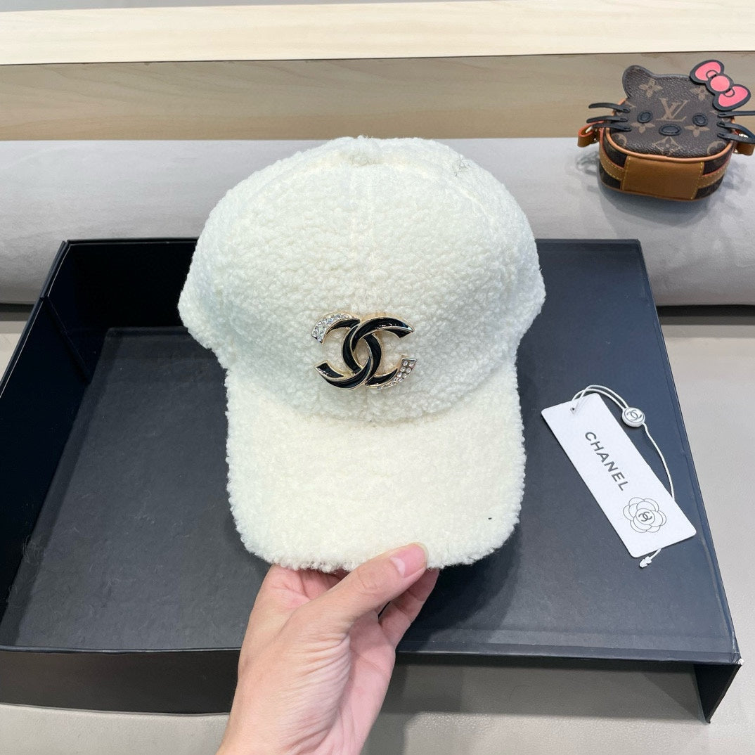 BASEBALL HAT IN WHITE LAMB FUR 424251