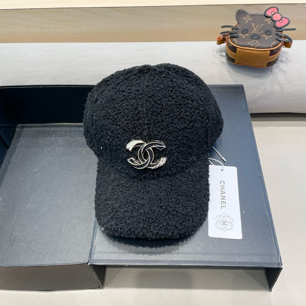 BASEBALL HAT IN BLACK LAMB FUR 424253