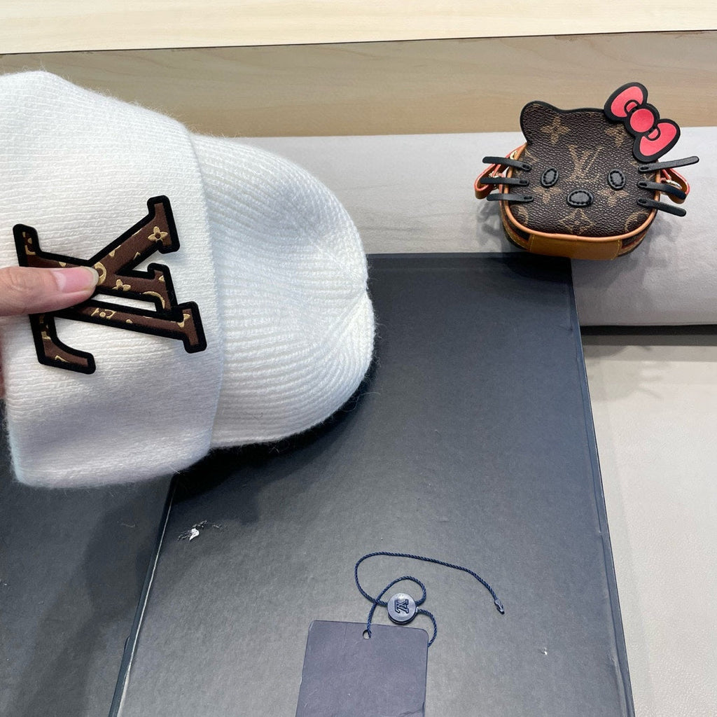 KNITTED BEANIE HAT IN WHITE FLEECE AND WOOL 426209