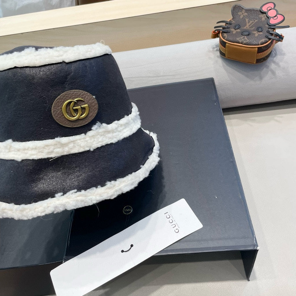 BUCKET HAT IN BLACK LAMBSKIN AND WHITE FLEECE 426223
