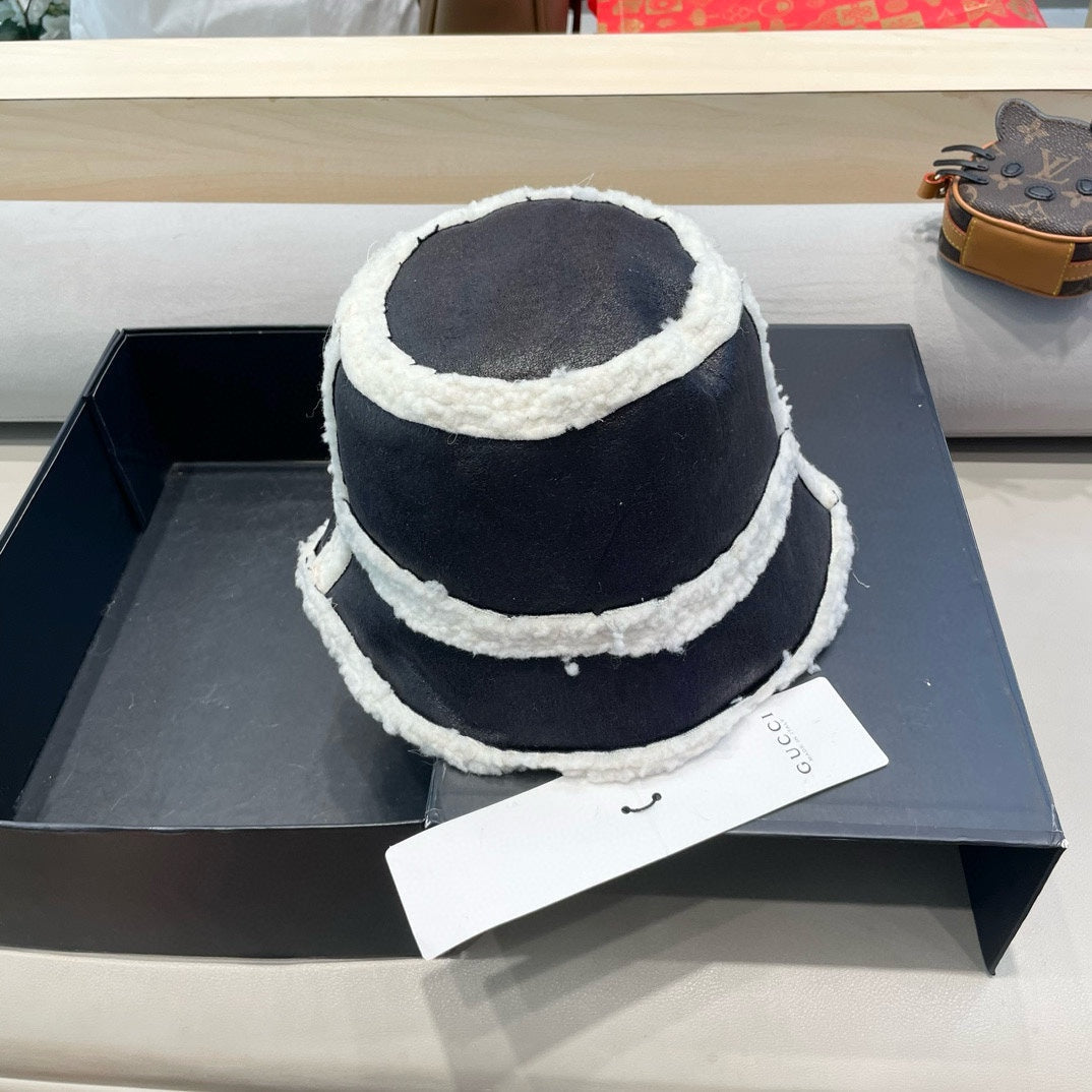 BUCKET HAT IN BLACK LAMBSKIN AND WHITE FLEECE 426223