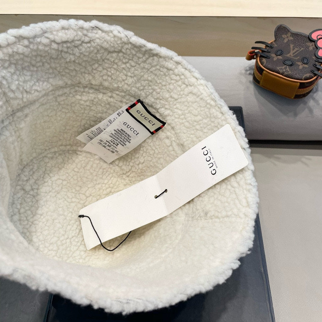 BUCKET HAT IN BLACK LAMBSKIN AND WHITE FLEECE 426223