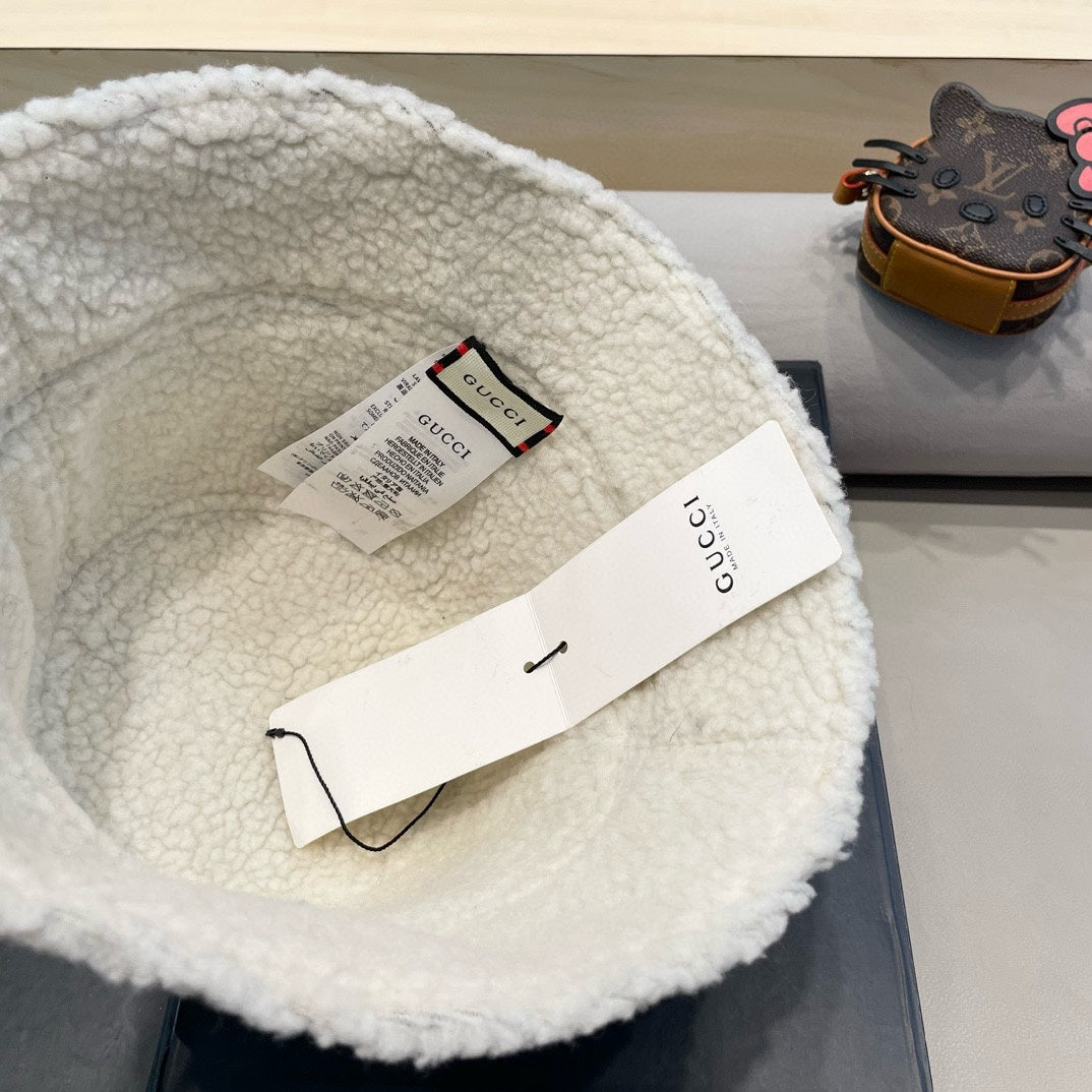 BUCKET HAT IN BLACK LAMBSKIN AND WHITE FLEECE 426223